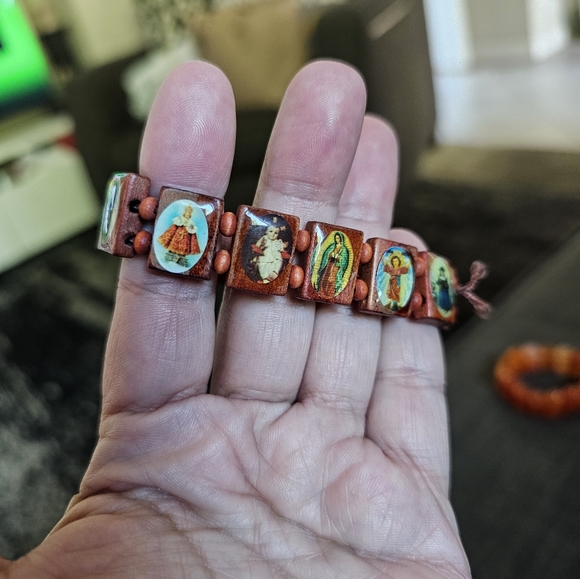 Catholic wooden Saints elastic bracelets. Beautiful colors of Saints depicted. - Picture 1 of 4